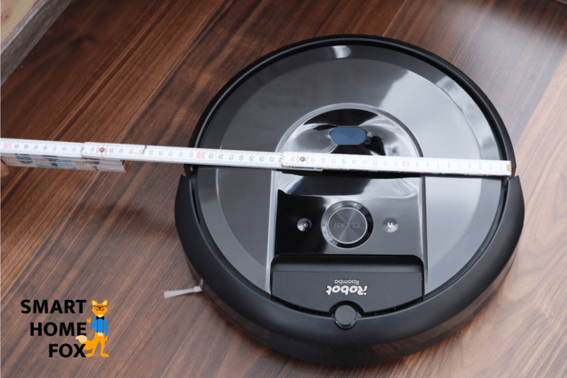 iRobot Roomba i7+ измеряется линейкой